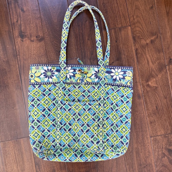 Vera Bradley Large Tote with lots of interior pockets - Picture 3 of 11